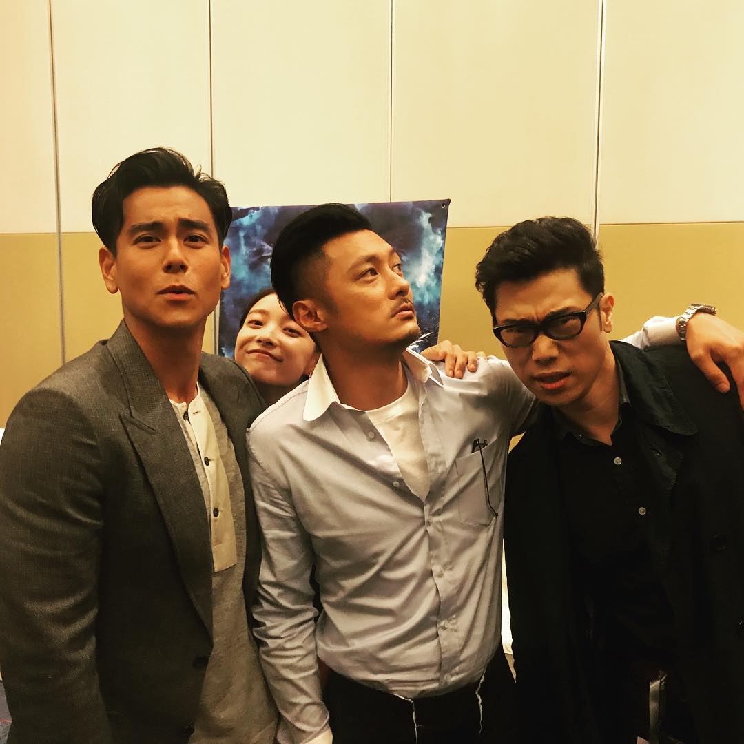 一件纯白的t恤搭配拉风的tee,一件白t恤男