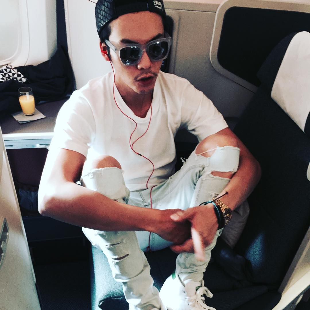 一件纯白的t恤搭配拉风的tee,一件白t恤男