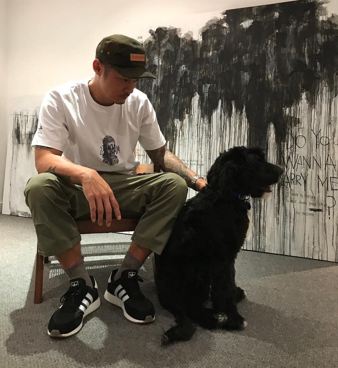 一件纯白的t恤搭配拉风的tee,一件白t恤男