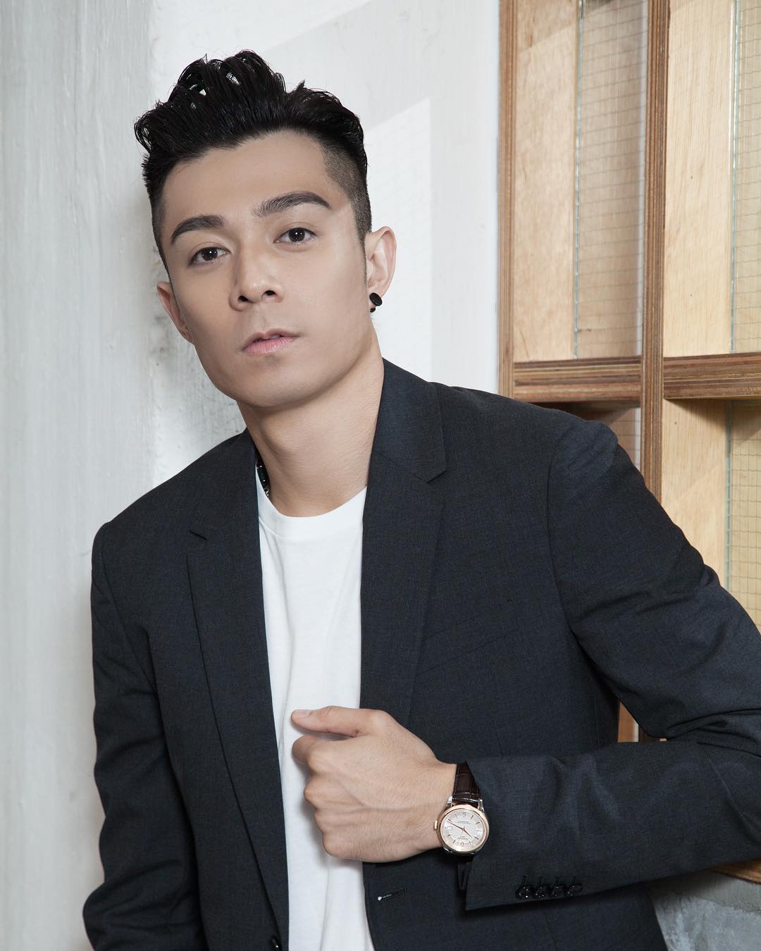 一件纯白的t恤搭配拉风的tee,一件白t恤男