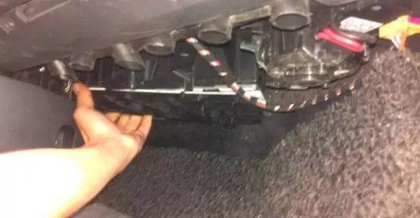 奔驰glc空调滤清器,奔驰空调滤芯拆卸技巧