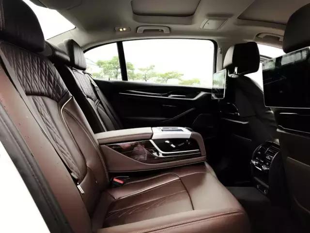 新宝马五系与新奔驰e级对比试驾,内饰提升最佳效果