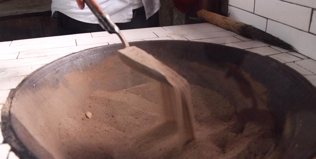 农村小伙走街串巷做爆米花,农村大哥自制老式爆米花