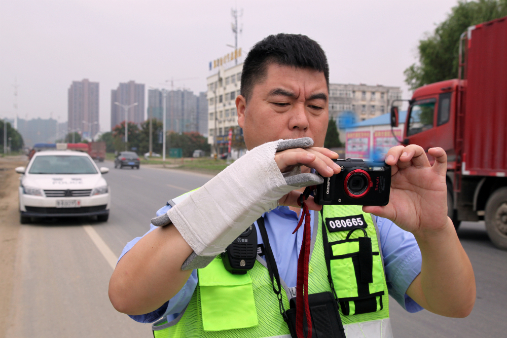 交警手臂骨折还在岗,交警手骨折坚守岗位