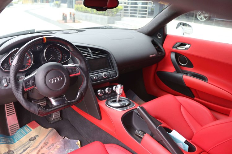 r8是顶级超跑吗,年轻人的第一台超跑r8