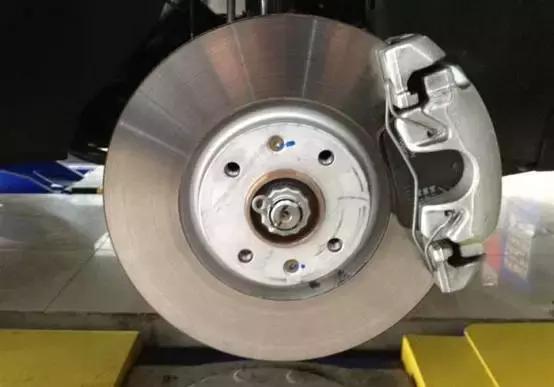 速度100刹车方向盘抖怎么回事,汽车100码刹车方向盘抖