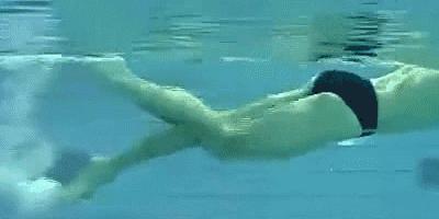 自由泳划水动作练习讲解,一看就会的自由泳划水的标准技巧