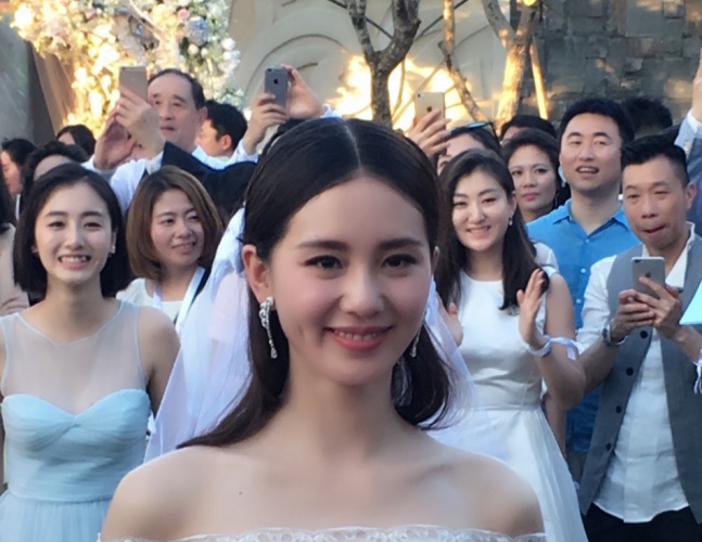 隆诗大婚深情告白霍建华抢合照新郎扬言生5个