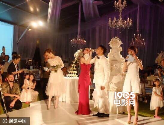 隆诗大婚深情告白霍建华抢合照新郎扬言生5个