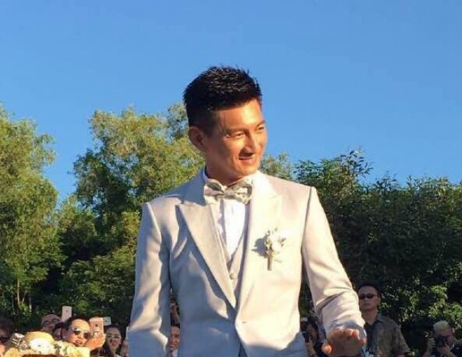 隆诗大婚深情告白霍建华抢合照新郎扬言生5个