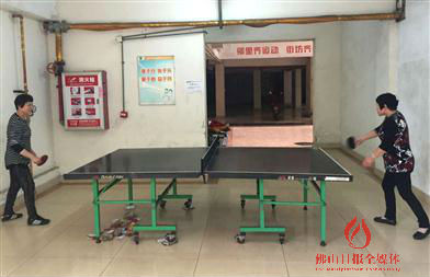 大妈下雨跳舞打滚,大爷大妈转战地下车库跳舞