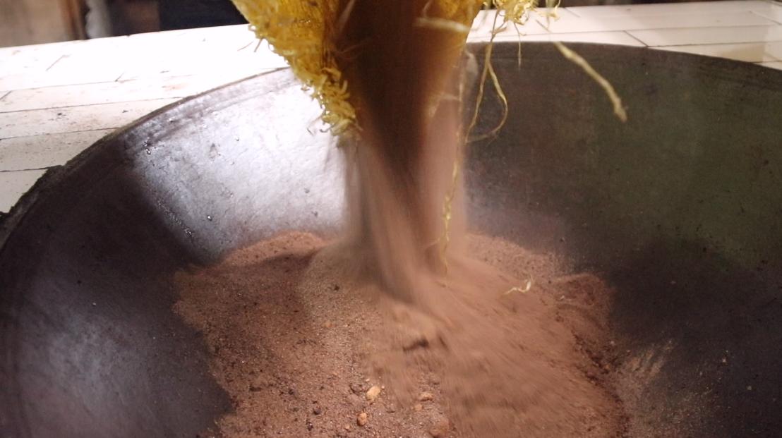 农村小伙走街串巷做爆米花,农村大哥自制老式爆米花