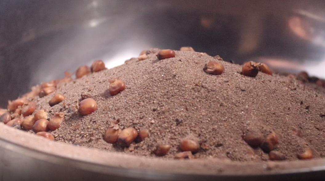 农村小伙走街串巷做爆米花,农村大哥自制老式爆米花