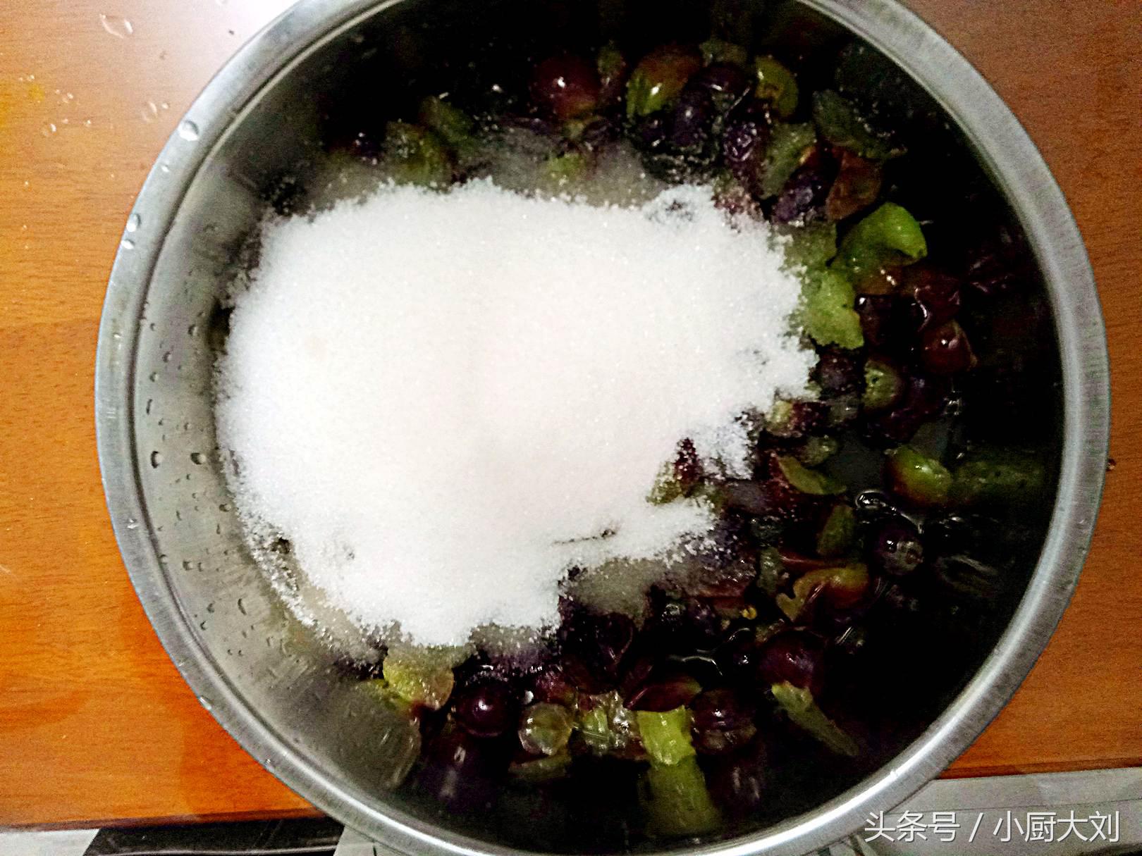 别问我葡萄酒怎么做，也别问酒杯是否为专业定制，因为我已经醉了