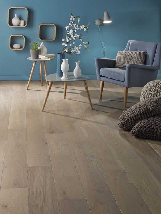 地板选的深灰,地板选了灰色最浅的颜色