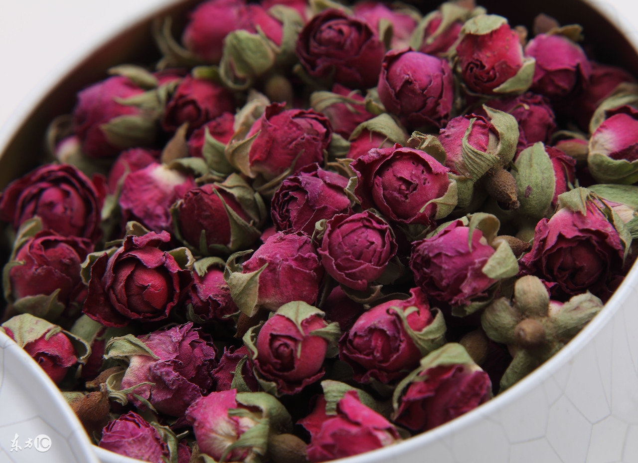 红花玫瑰花泡水喝功效与禁忌,玫瑰花红枣泡水的功效与禁忌