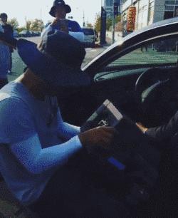 假摔、吊威亚、真人被撞飞，影视剧中的车祸戏是这么拍的？！