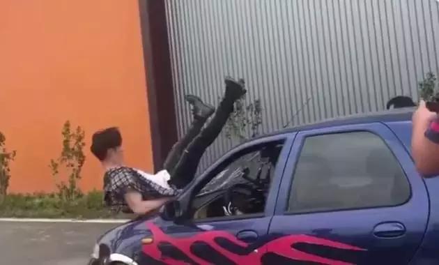 假摔、吊威亚、真人被撞飞，影视剧中的车祸戏是这么拍的？！