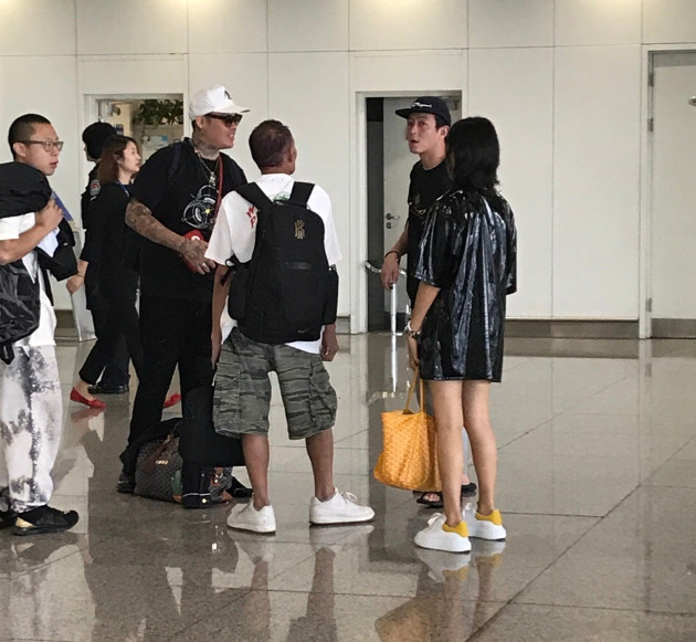 陈冠希穿着黑色戴帽卫衣拍照,陈冠希穿西装照