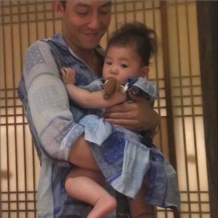 陈冠希穿着黑色戴帽卫衣拍照,陈冠希穿西装照