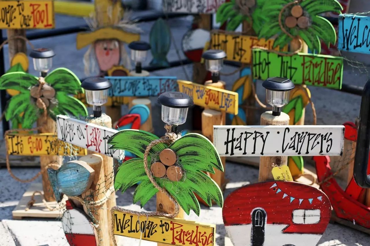 手工艺人、辣妹、肌肉男、音乐人……那条太多欢乐的街！