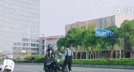 假摔、吊威亚、真人被撞飞，影视剧中的车祸戏是这么拍的？！