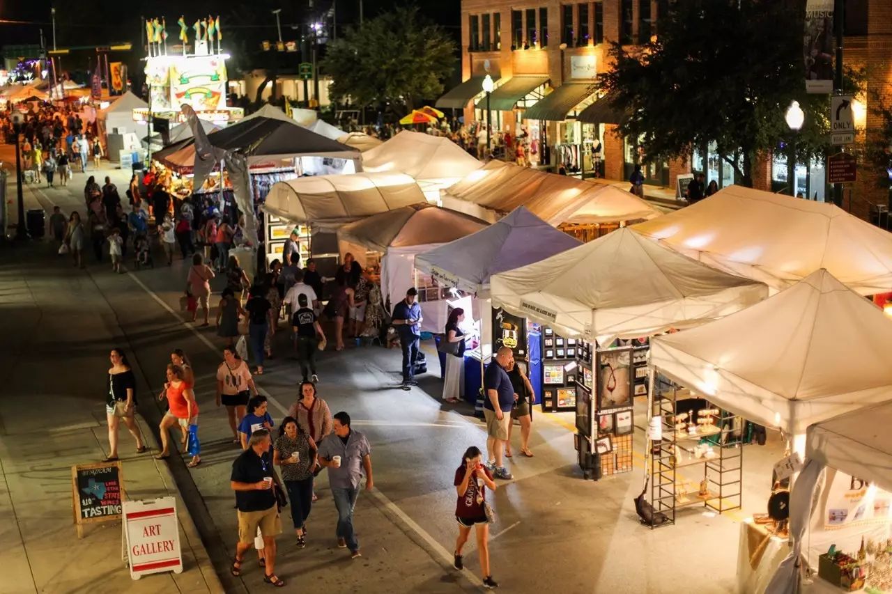 手工艺人、辣妹、肌肉男、音乐人……那条太多欢乐的街！