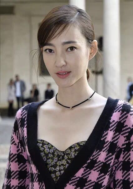 王丽坤深v礼服照,王丽坤抹胸搭银色礼服