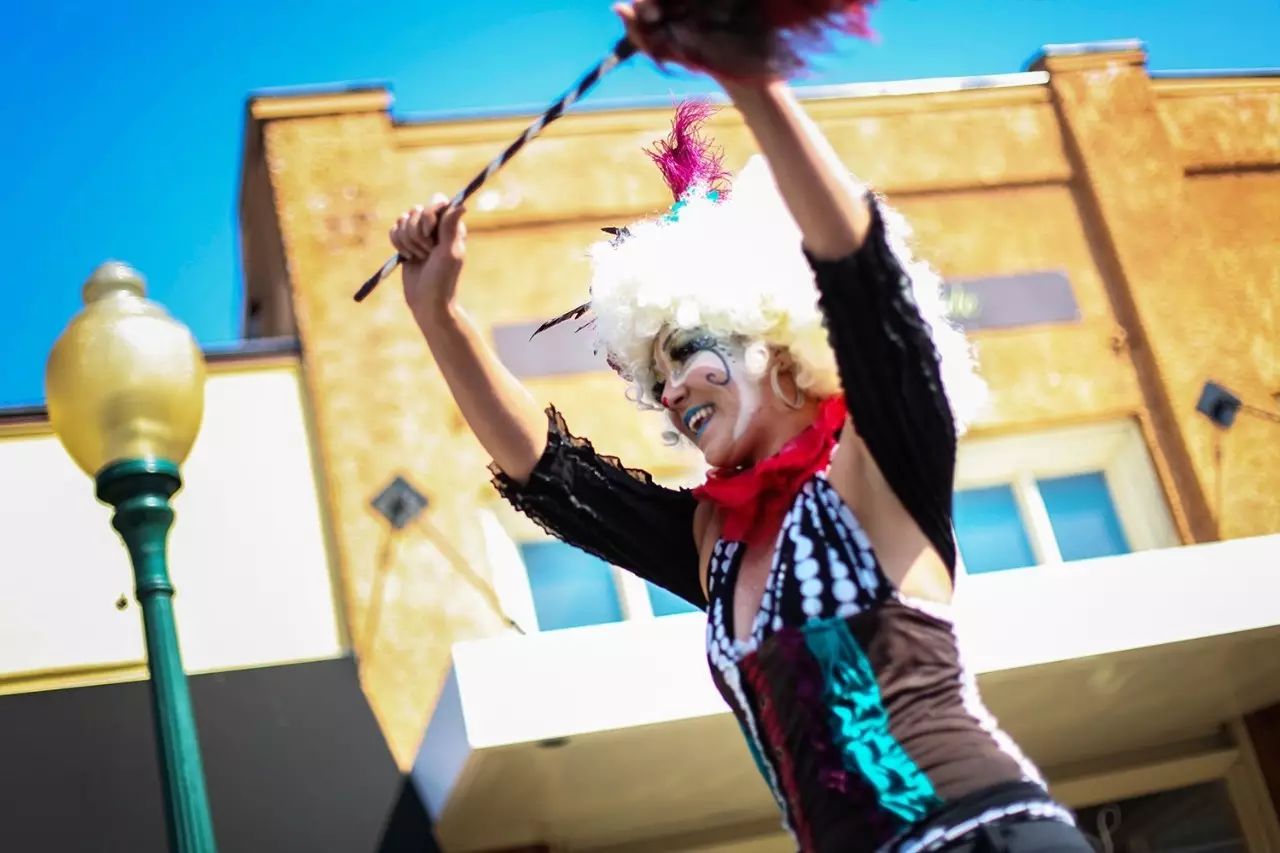 手工艺人、辣妹、肌肉男、音乐人……那条太多欢乐的街！