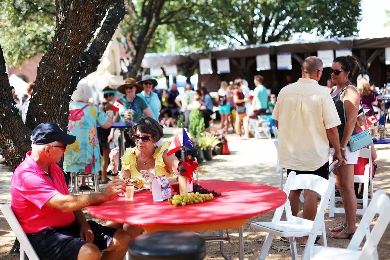 手工艺人、辣妹、肌肉男、音乐人……那条太多欢乐的街！