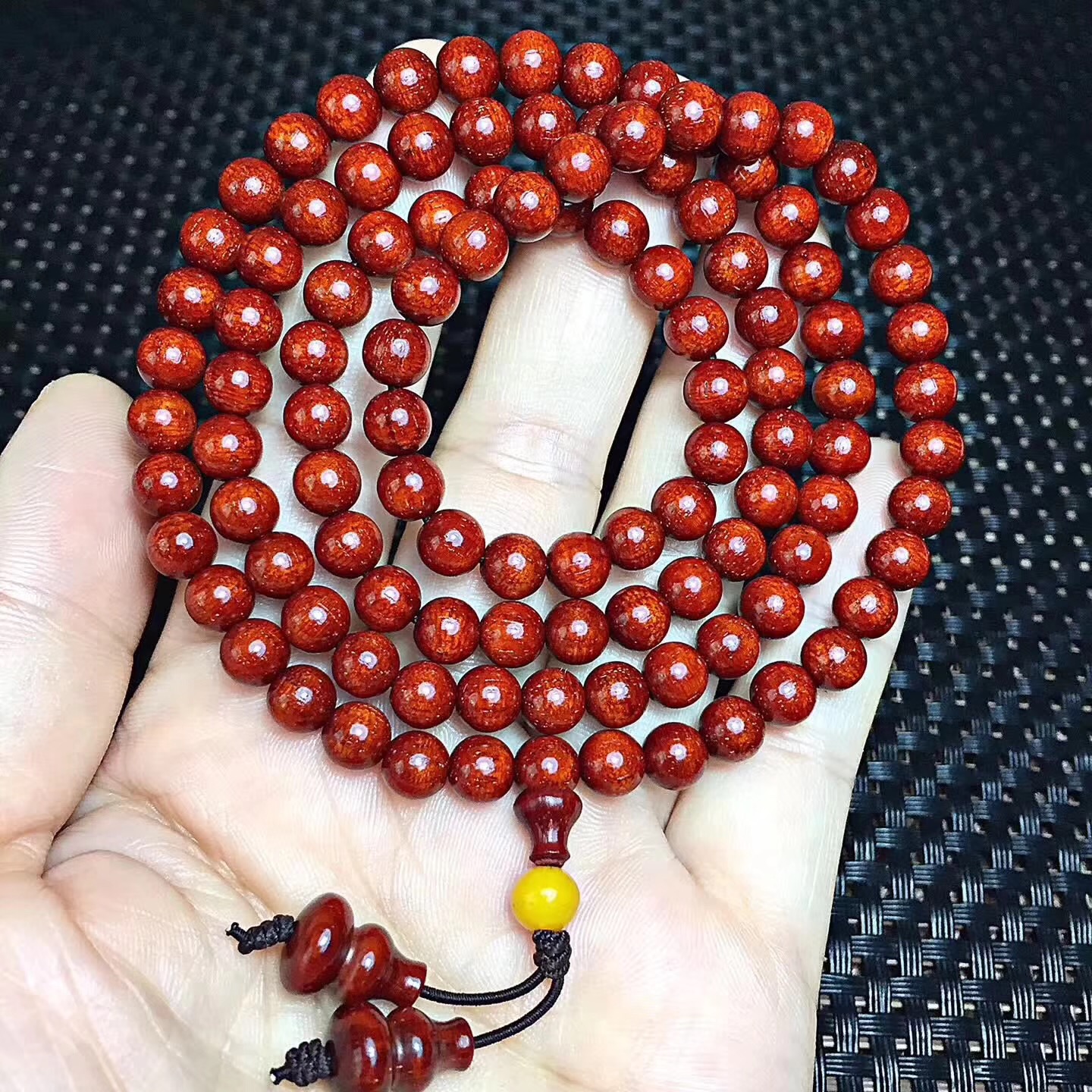 小叶紫檀用手盘了两天有点发乌,盘乌了的小叶紫檀