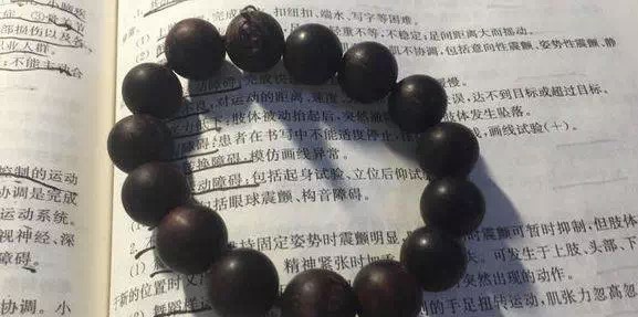 小叶紫檀用手盘了两天有点发乌,盘乌了的小叶紫檀