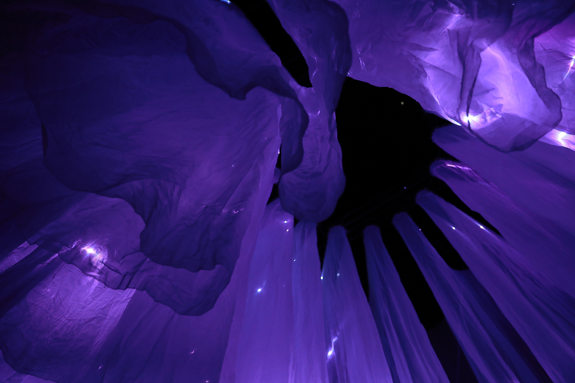 老程序员用几块破“蚊帐布”，创造最绚丽多彩的“云纱”艺术