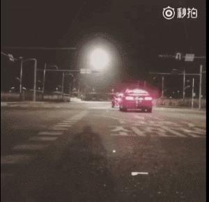 假摔、吊威亚、真人被撞飞，影视剧中的车祸戏是这么拍的？！