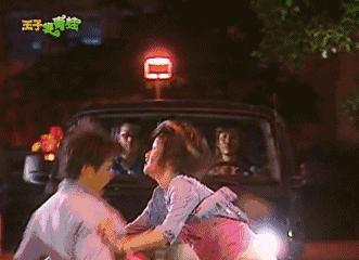 假摔、吊威亚、真人被撞飞，影视剧中的车祸戏是这么拍的？！