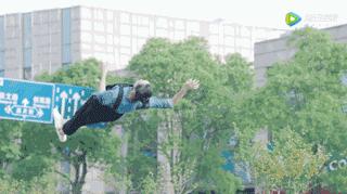 假摔、吊威亚、真人被撞飞，影视剧中的车祸戏是这么拍的？！