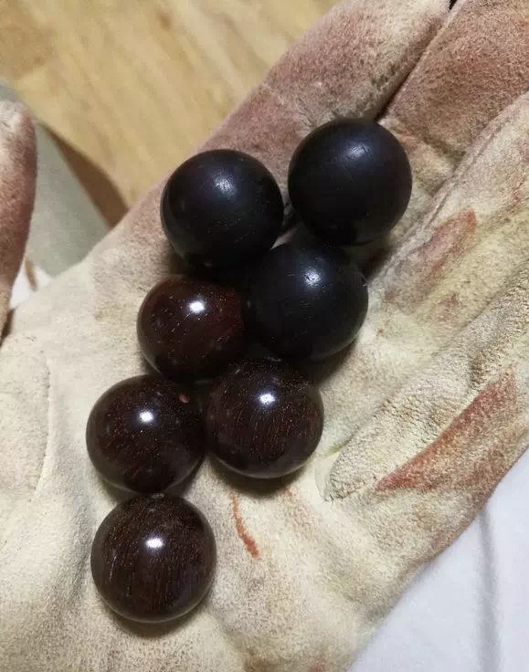 小叶紫檀用手盘了两天有点发乌,盘乌了的小叶紫檀