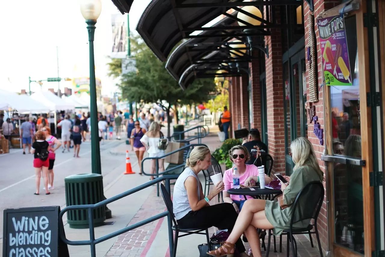 手工艺人、辣妹、肌肉男、音乐人……那条太多欢乐的街！