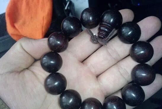 小叶紫檀用手盘了两天有点发乌,盘乌了的小叶紫檀