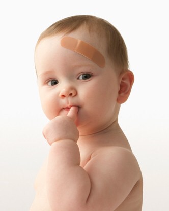 宝宝坠床侧脑破了,宝宝坠床磕起大包