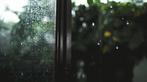 下雨时怎么让鞋子不湿,雨天走路鞋子前面会湿怎么解决