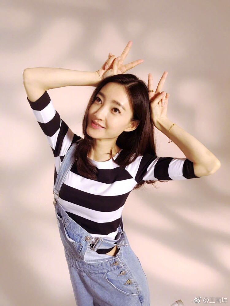 王丽坤深v礼服照,王丽坤抹胸搭银色礼服