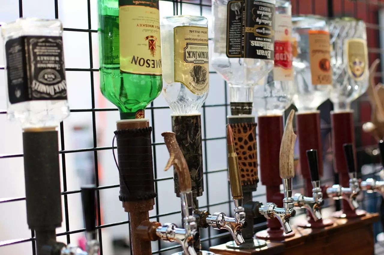 手工艺人、辣妹、肌肉男、音乐人……那条太多欢乐的街！