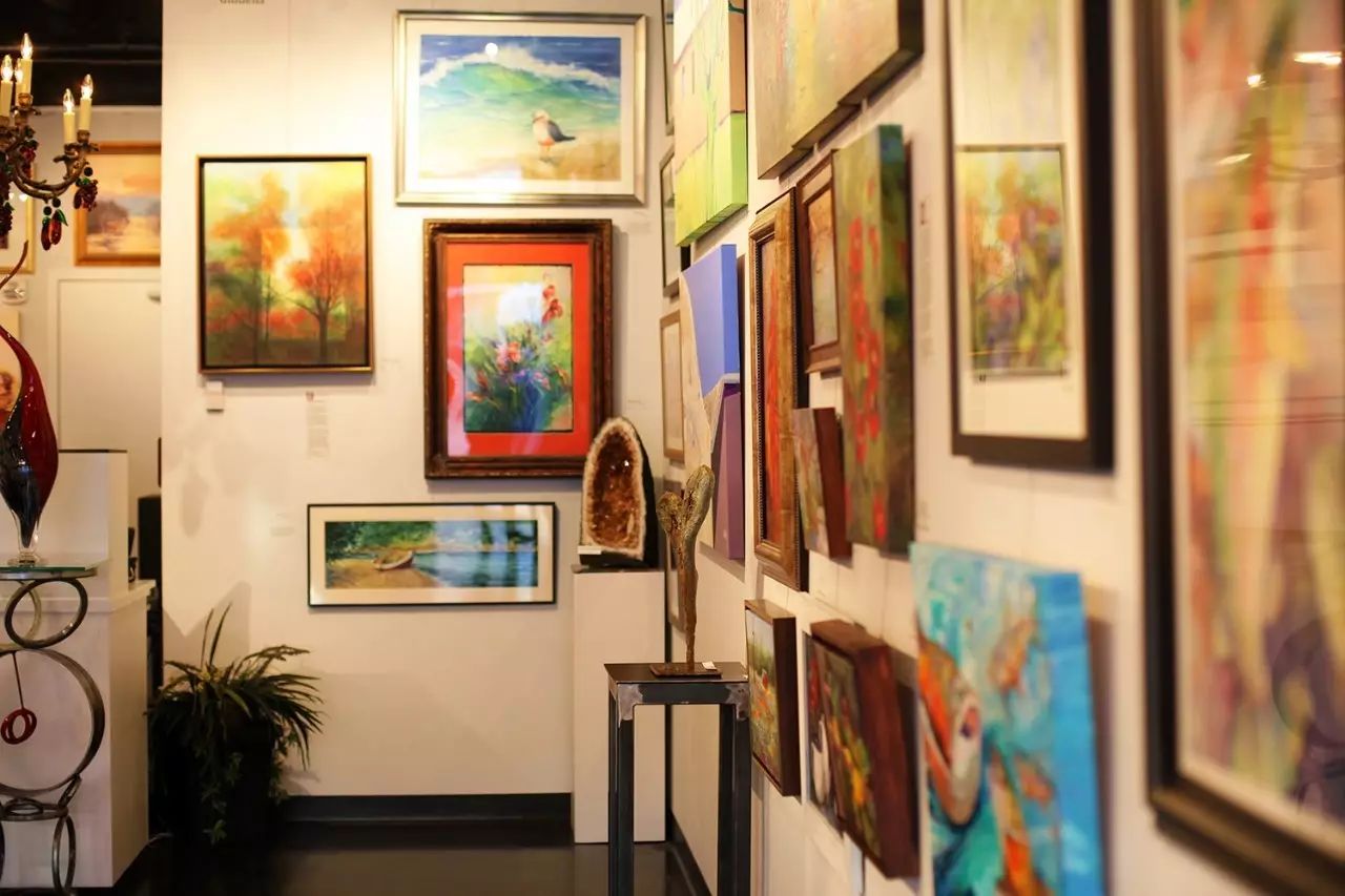 手工艺人、辣妹、肌肉男、音乐人……那条太多欢乐的街！