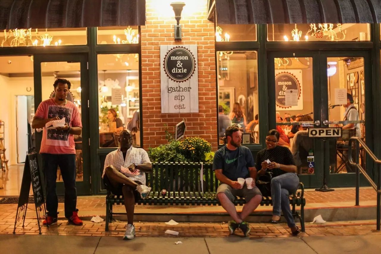 手工艺人、辣妹、肌肉男、音乐人……那条太多欢乐的街！