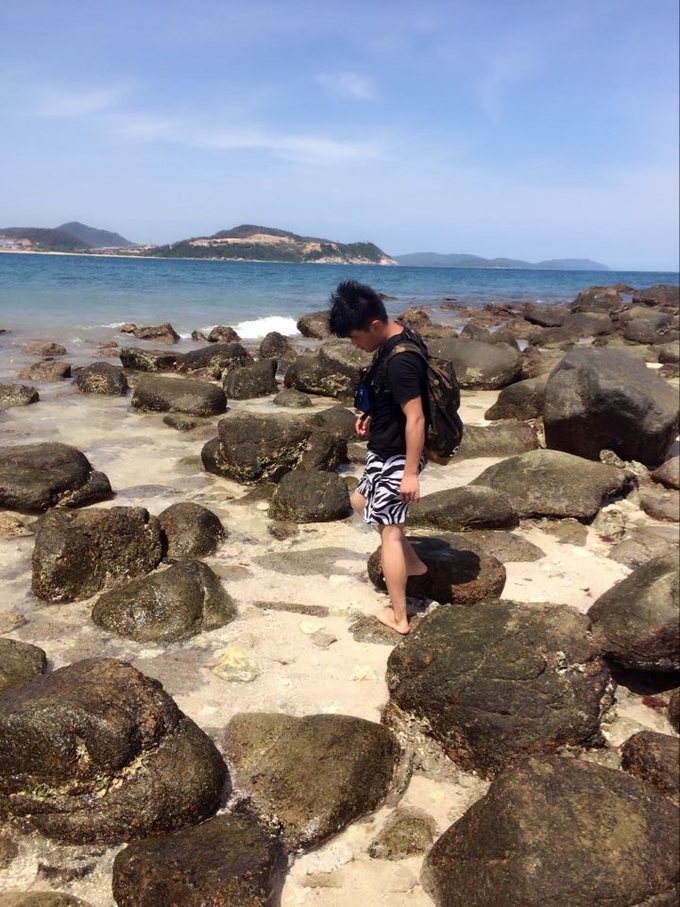 在三亚的沙滩上晒太阳,三亚海边晒太阳