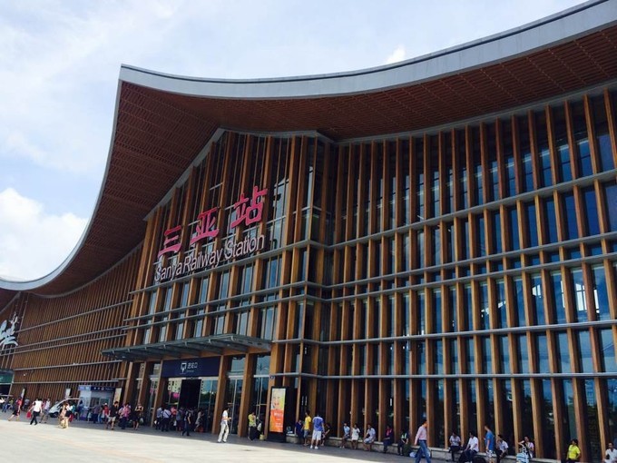 在三亚的沙滩上晒太阳,三亚海边晒太阳