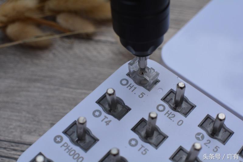 不用螺丝刀如何取下手机的螺丝,不用螺丝刀怎么拆卸手机螺丝