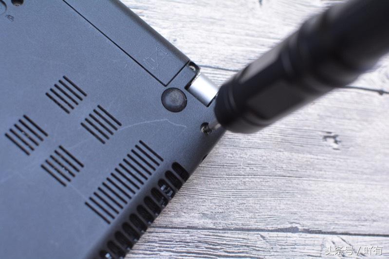 不用螺丝刀如何取下手机的螺丝,不用螺丝刀怎么拆卸手机螺丝