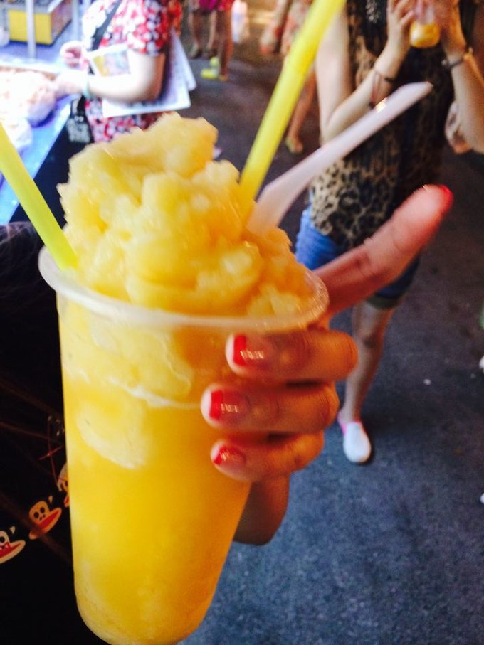 在三亚的沙滩上晒太阳,三亚海边晒太阳